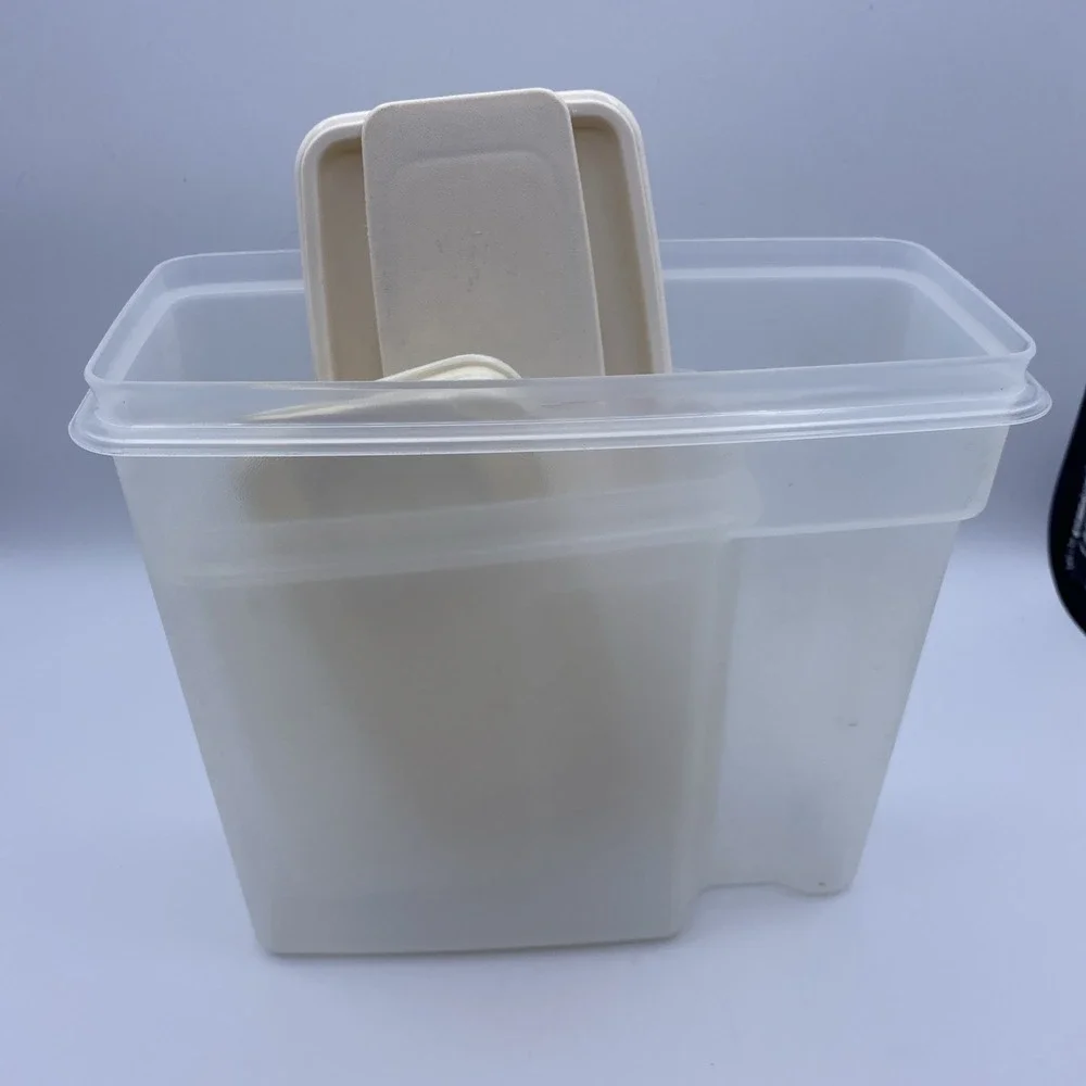 Rubbermaid‎ Servin Saver 2pc Set 13 Cup & 4 Cup Cereal Storage Containers Almond
